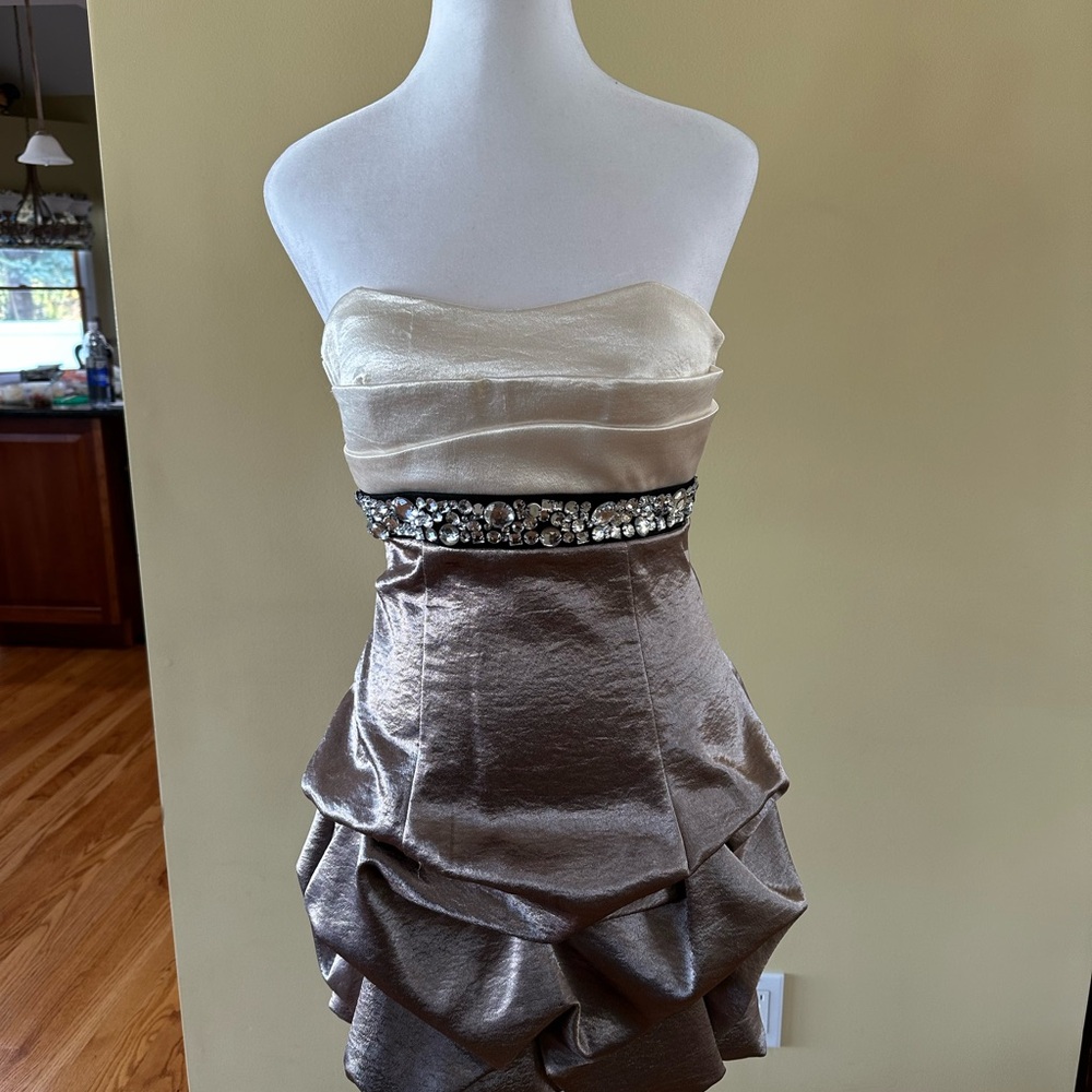 Elegant Strapless Satin Dress with Embellished Waist